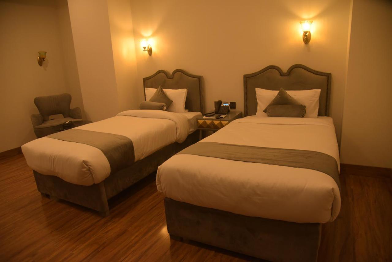The Rich Hotel & Apartments Lahore Bagian luar foto