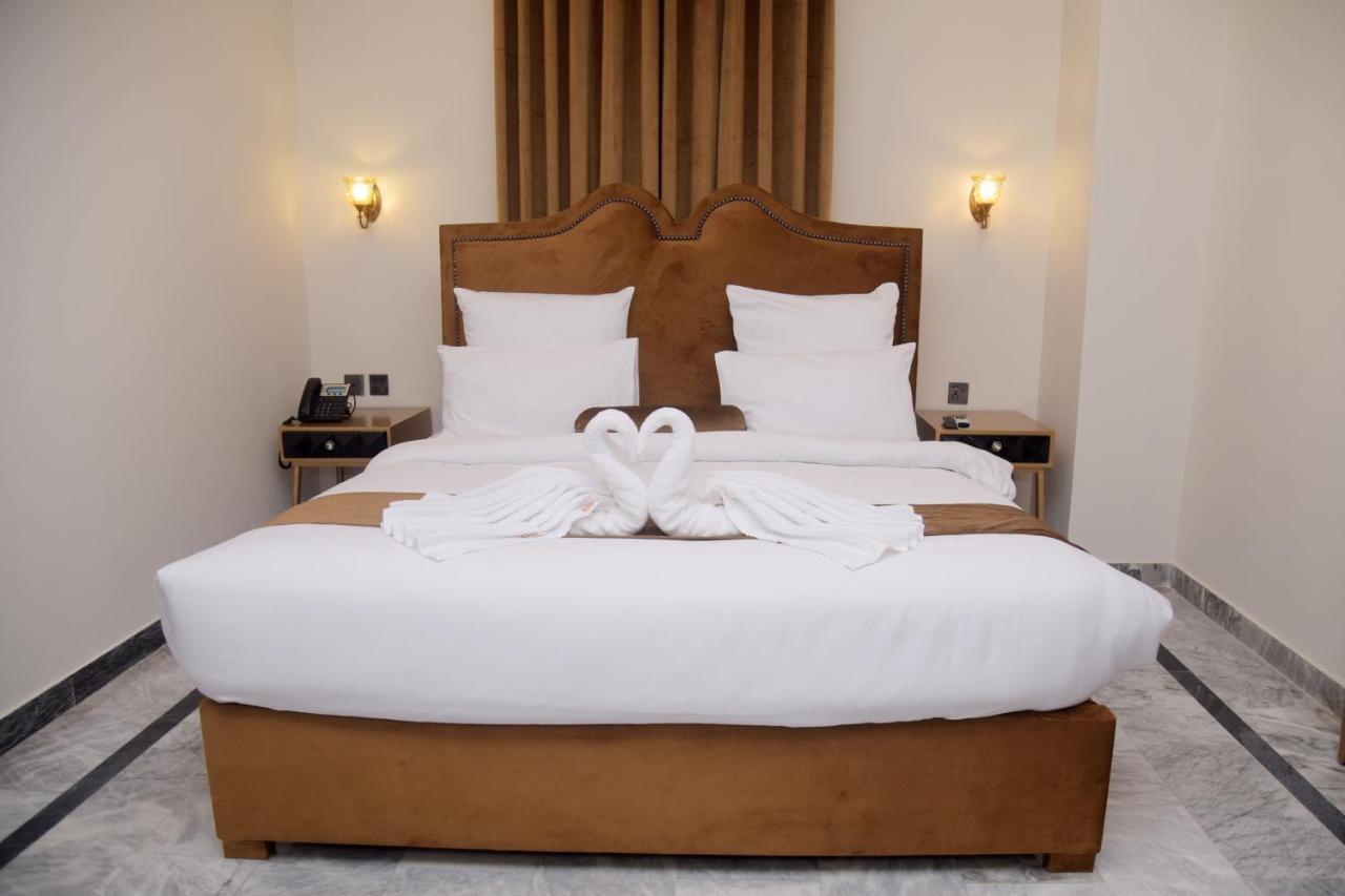 The Rich Hotel & Apartments Lahore Bagian luar foto