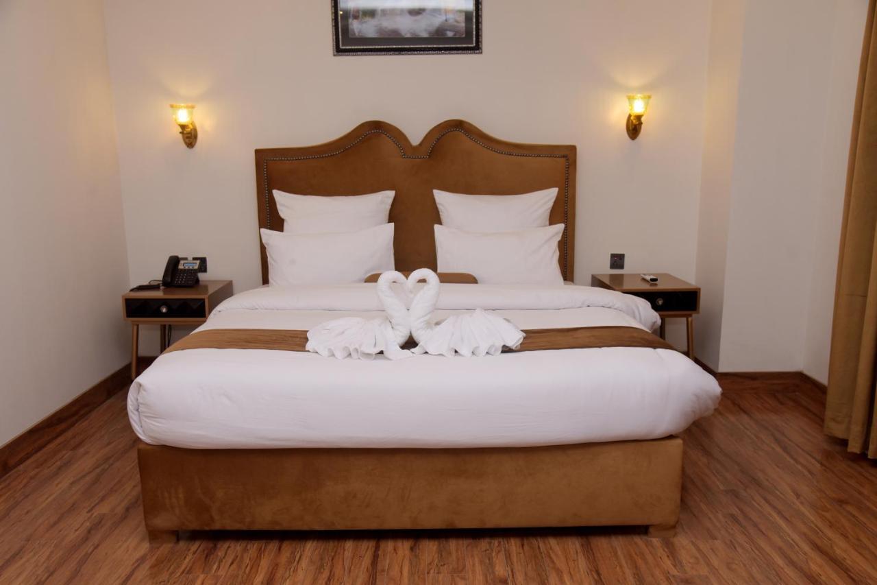 The Rich Hotel & Apartments Lahore Bagian luar foto