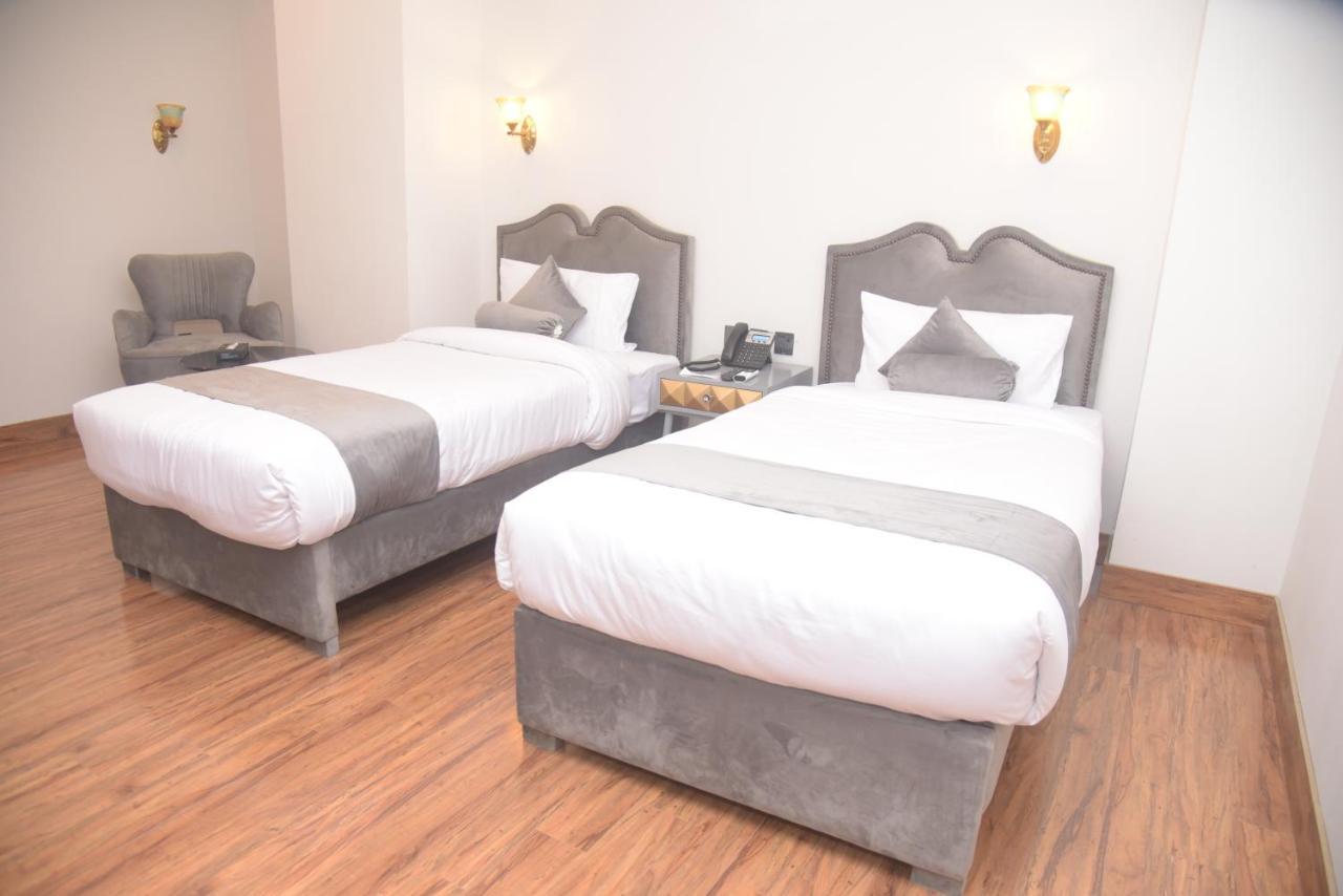 The Rich Hotel & Apartments Lahore Bagian luar foto