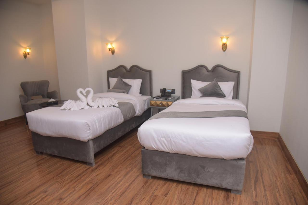 The Rich Hotel & Apartments Lahore Bagian luar foto