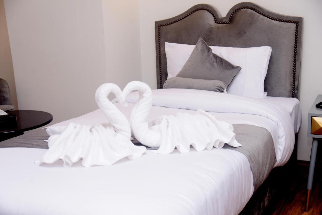 The Rich Hotel & Apartments Lahore Bagian luar foto