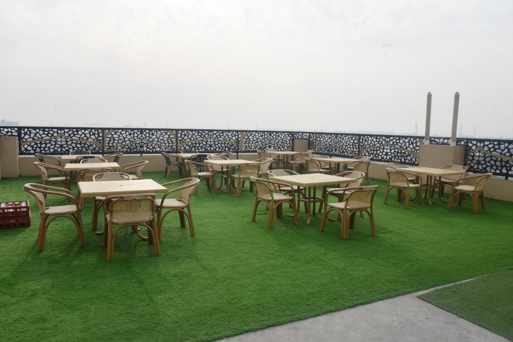 The Rich Hotel & Apartments Lahore Bagian luar foto