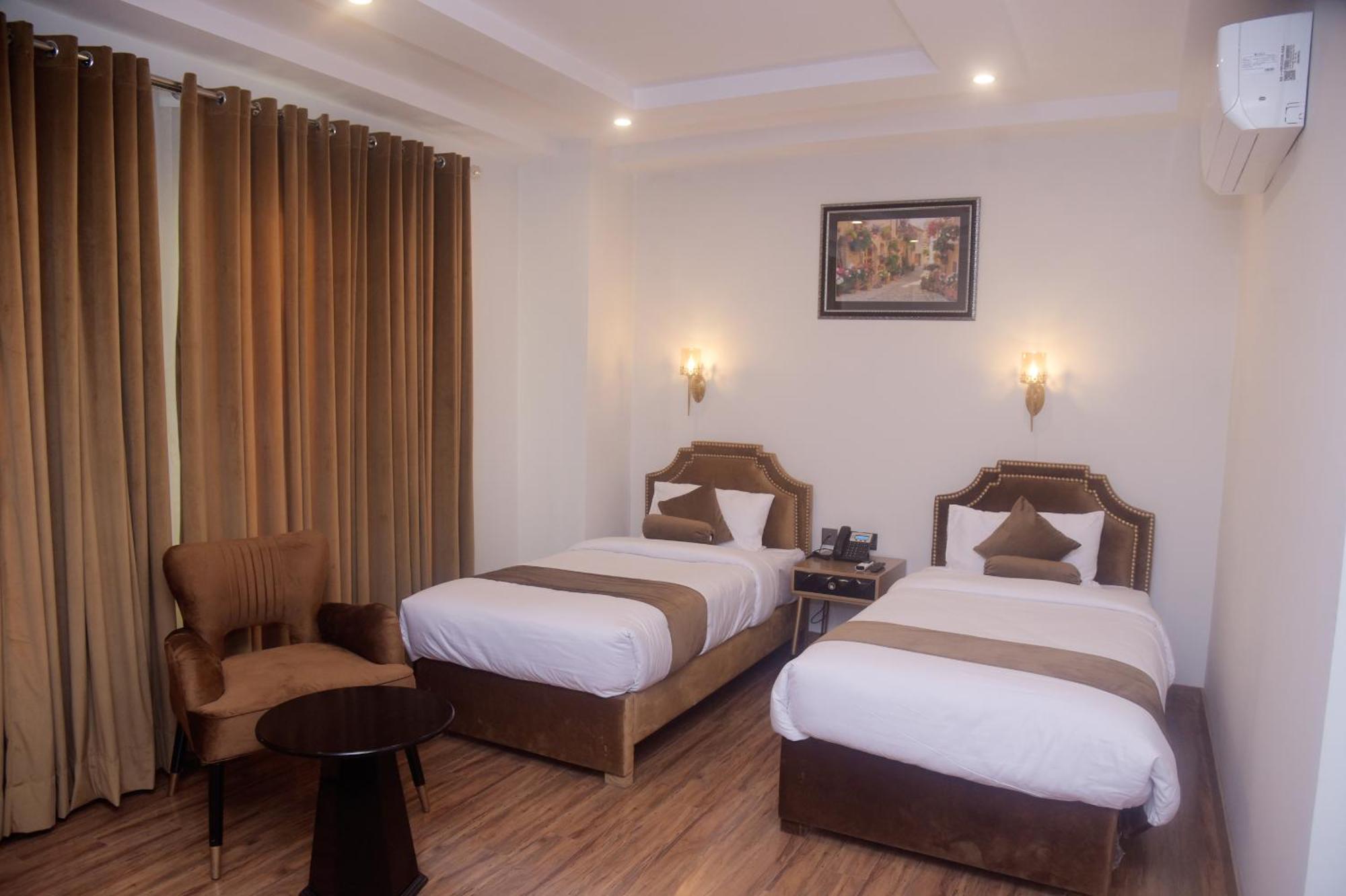 The Rich Hotel & Apartments Lahore Bagian luar foto