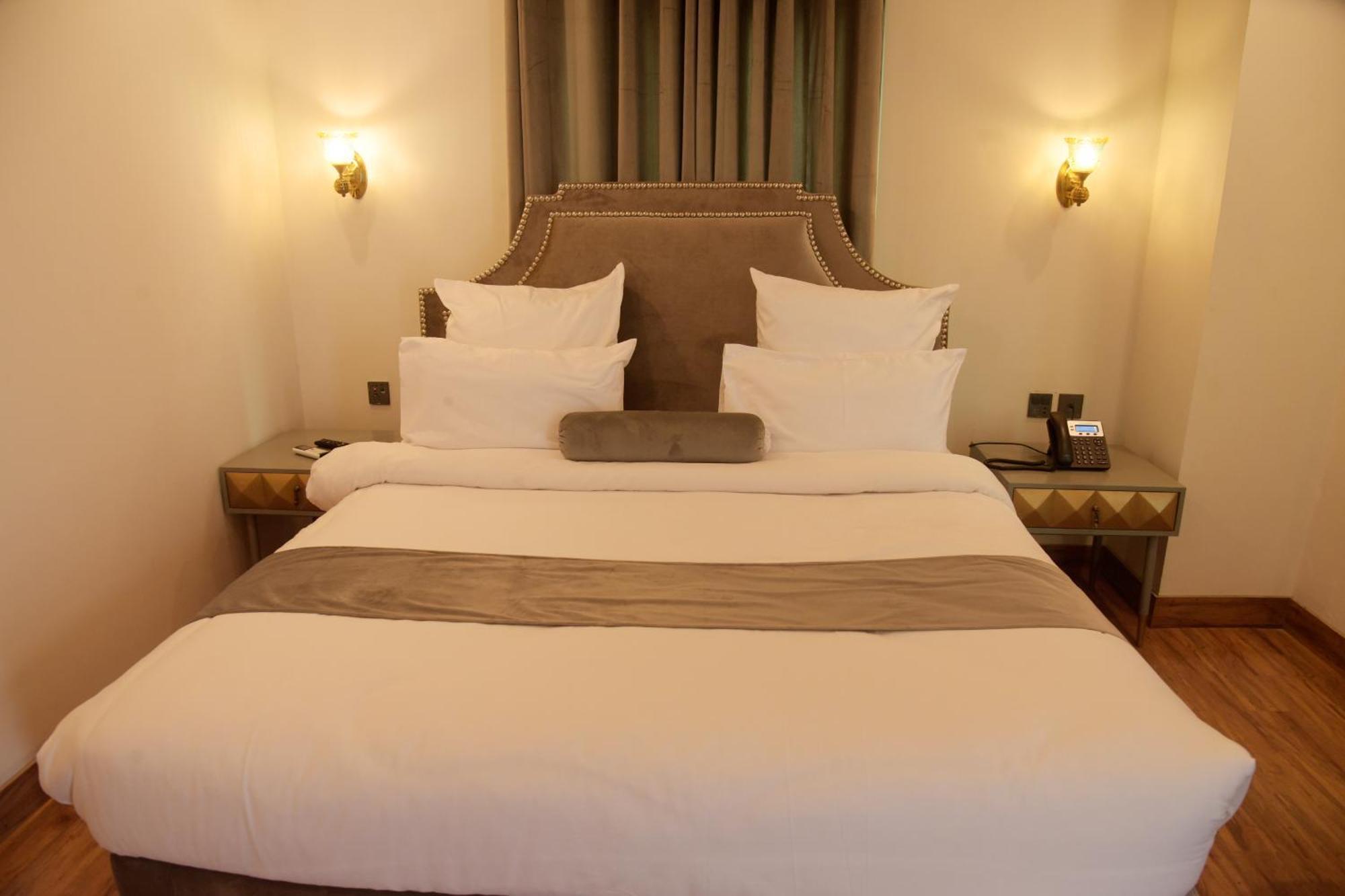 The Rich Hotel & Apartments Lahore Bagian luar foto