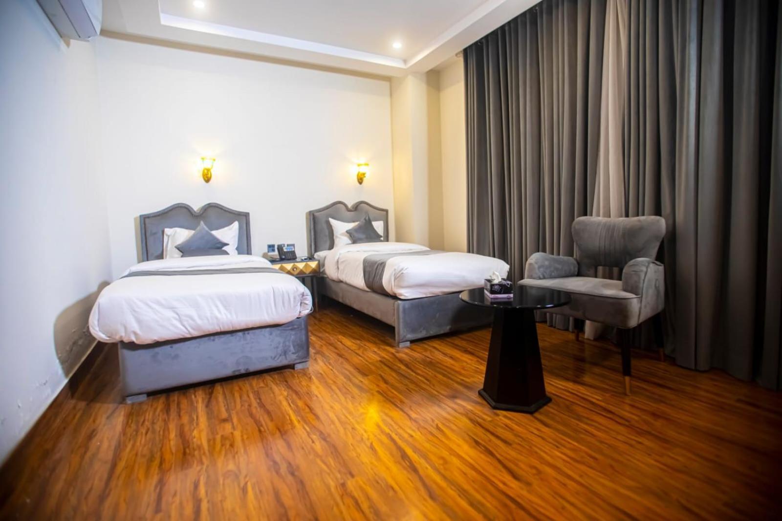 The Rich Hotel & Apartments Lahore Bagian luar foto