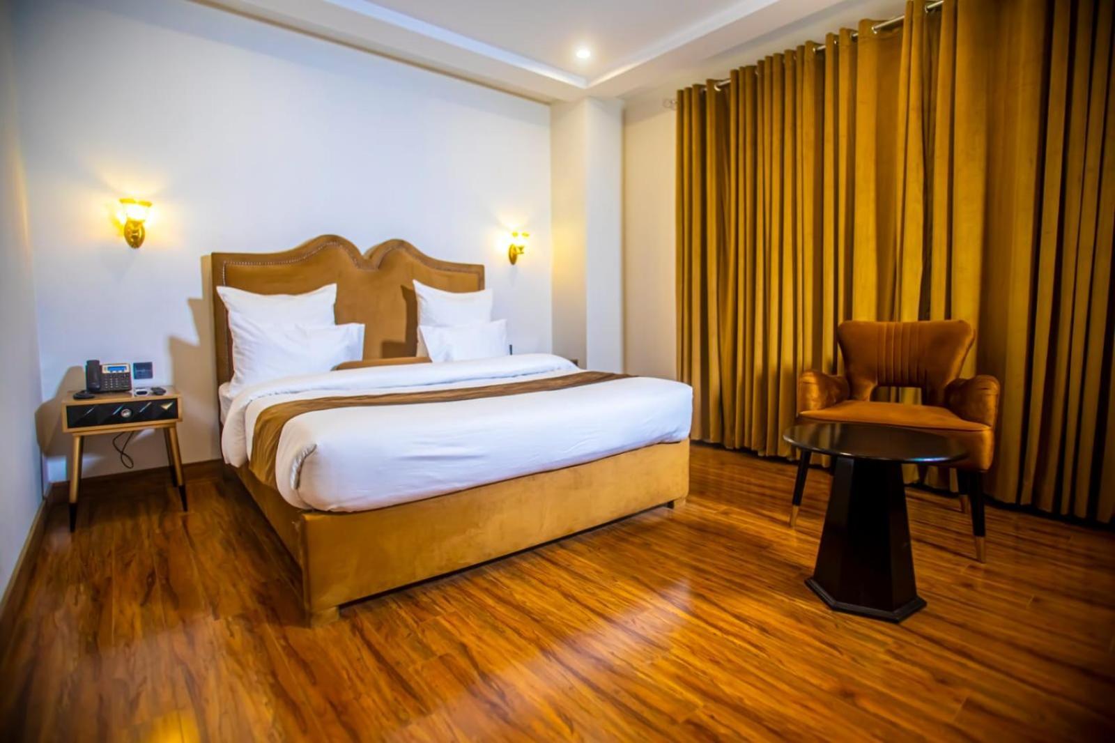 The Rich Hotel & Apartments Lahore Bagian luar foto