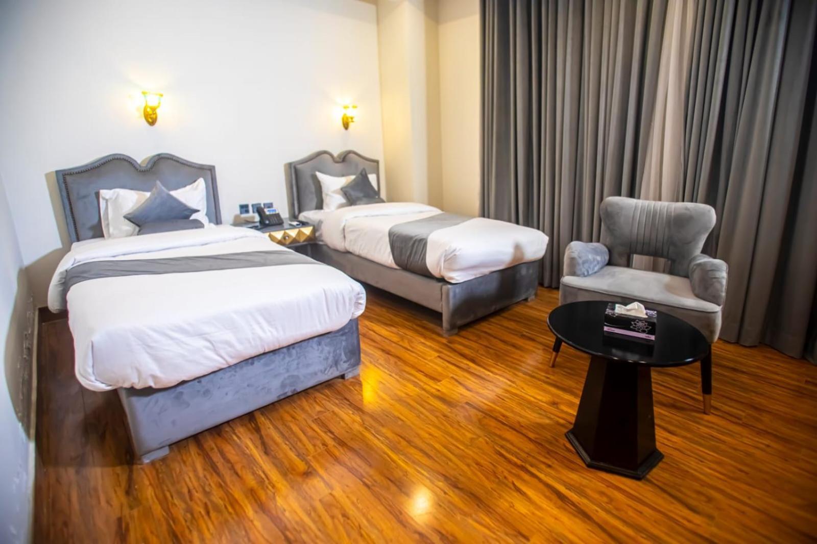 The Rich Hotel & Apartments Lahore Bagian luar foto