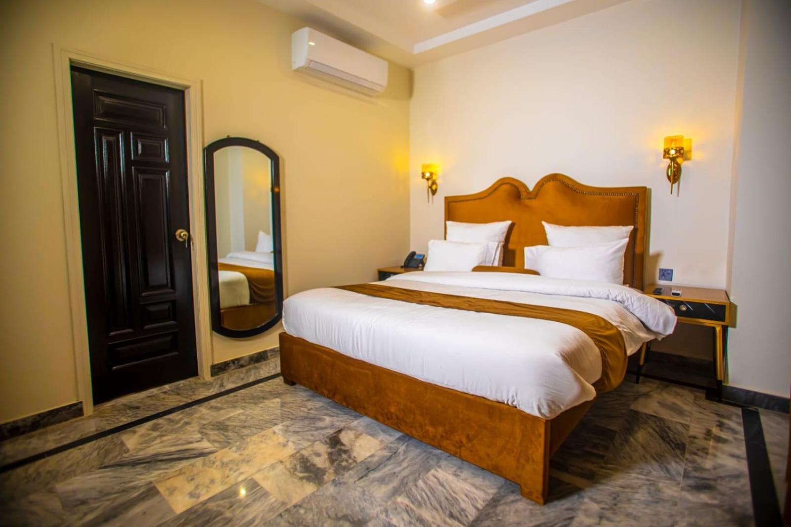The Rich Hotel & Apartments Lahore Bagian luar foto