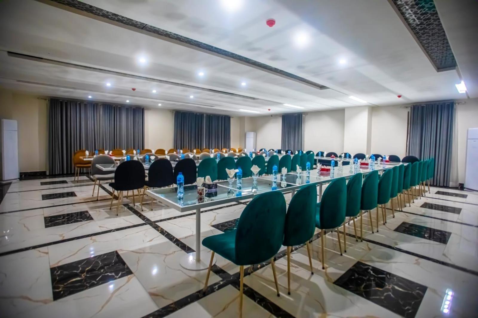 The Rich Hotel & Apartments Lahore Bagian luar foto