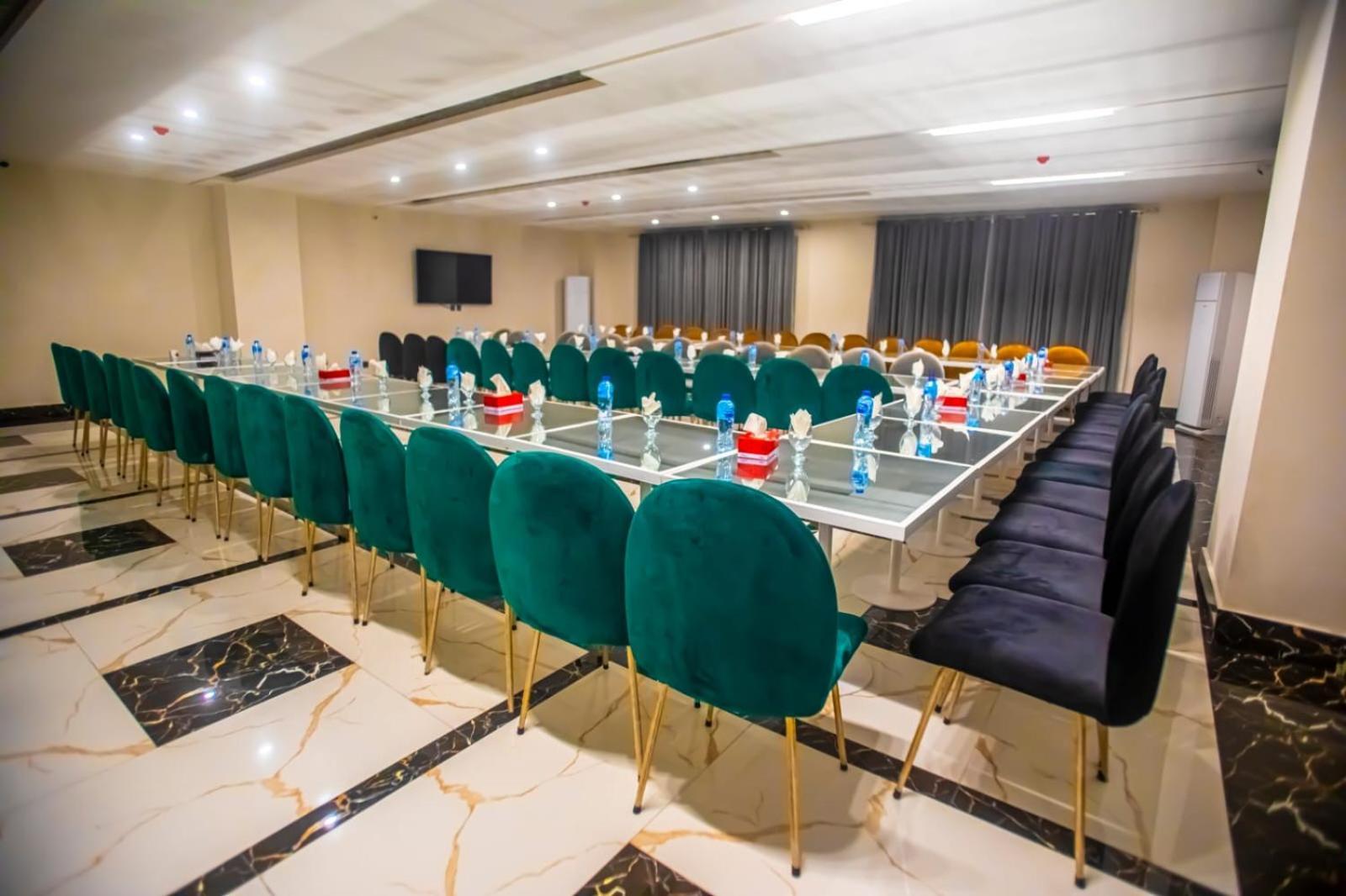 The Rich Hotel & Apartments Lahore Bagian luar foto