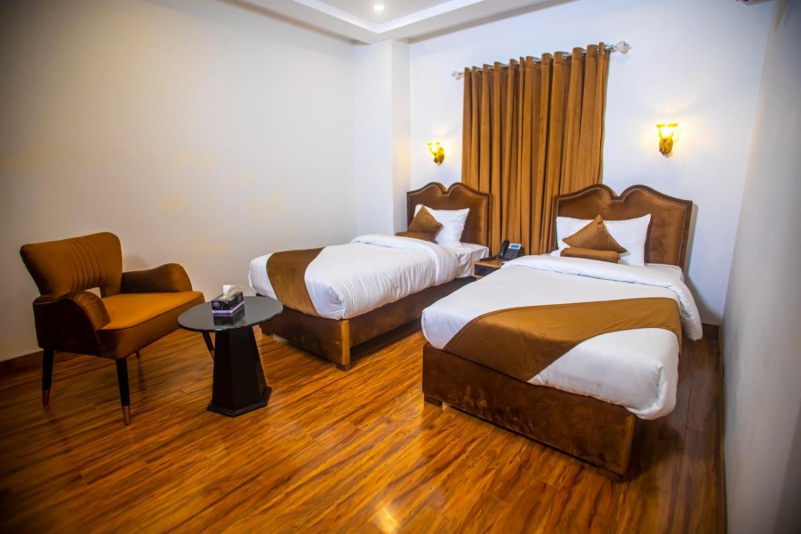 The Rich Hotel & Apartments Lahore Bagian luar foto