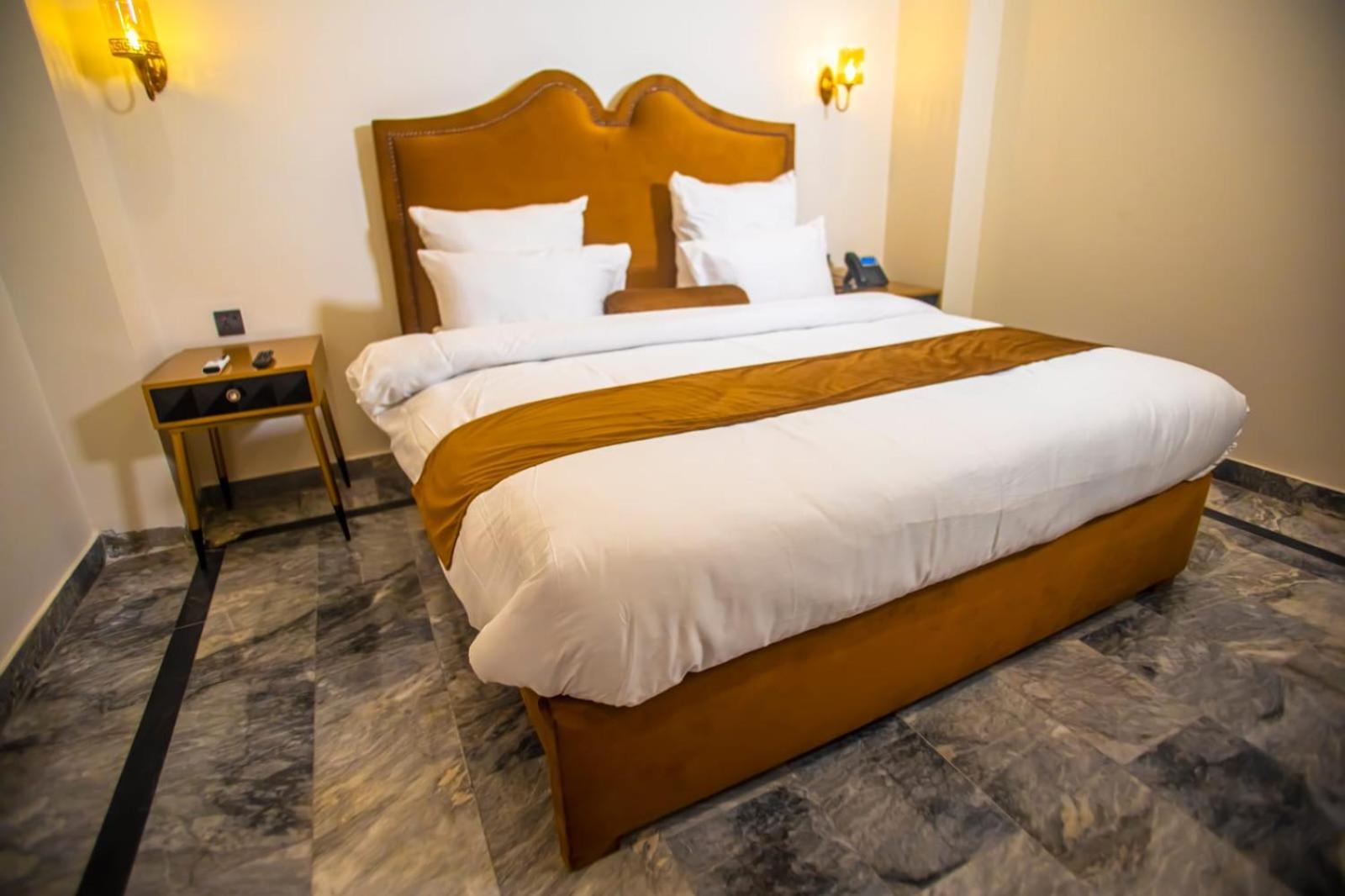 The Rich Hotel & Apartments Lahore Bagian luar foto