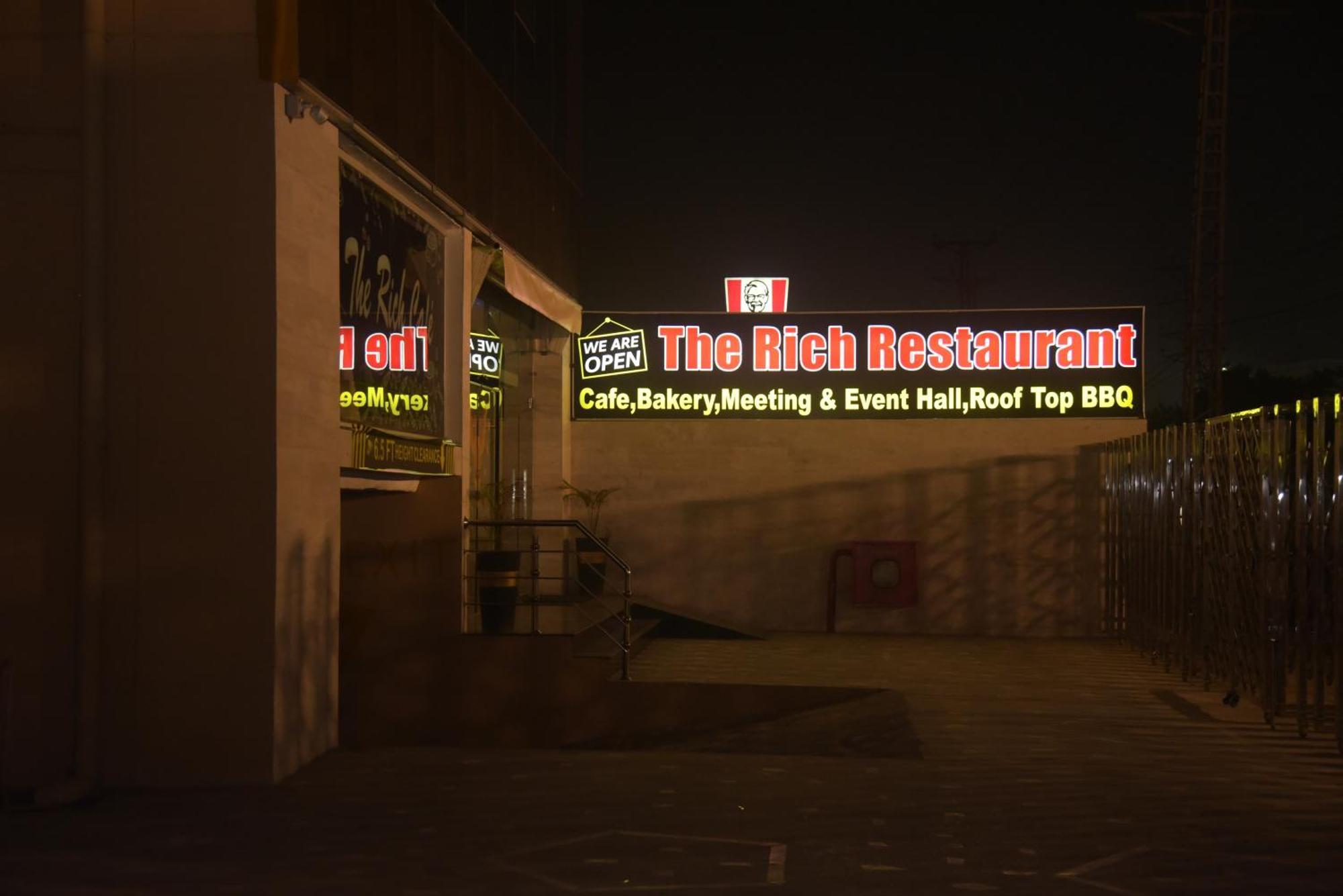 The Rich Hotel & Apartments Lahore Bagian luar foto