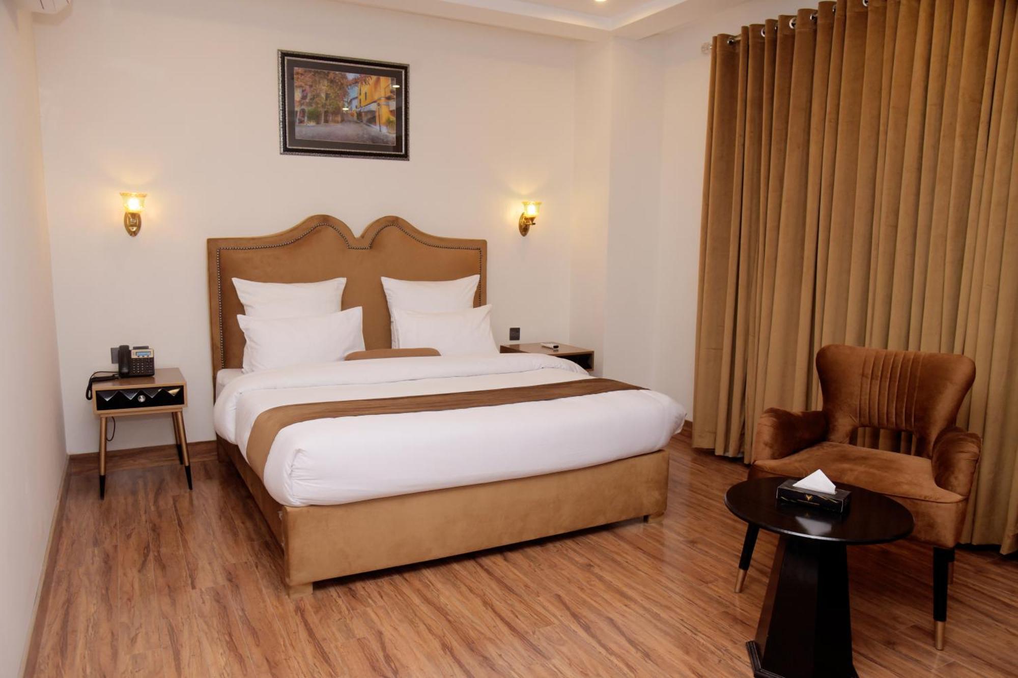 The Rich Hotel & Apartments Lahore Bagian luar foto