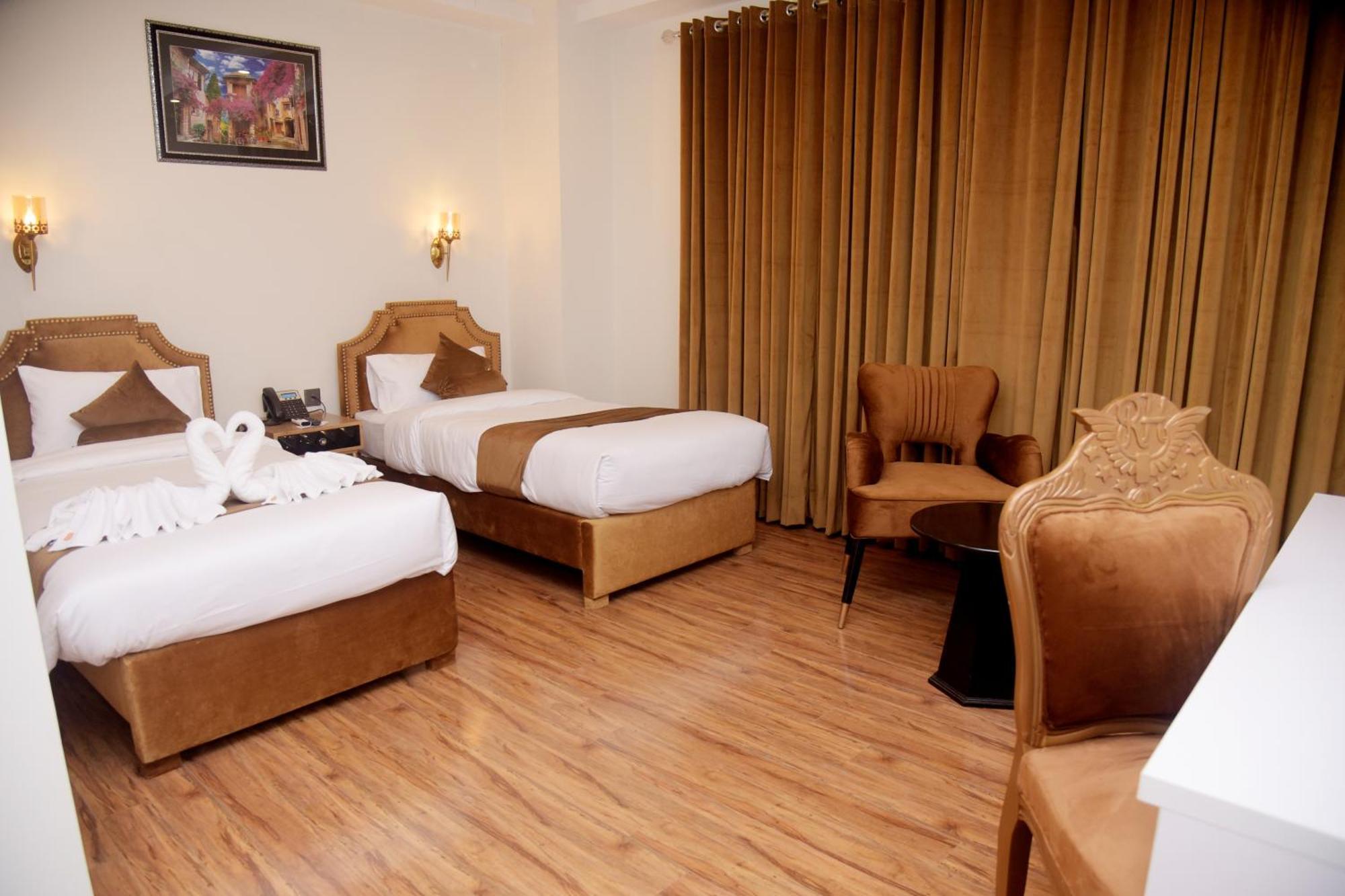 The Rich Hotel & Apartments Lahore Bagian luar foto