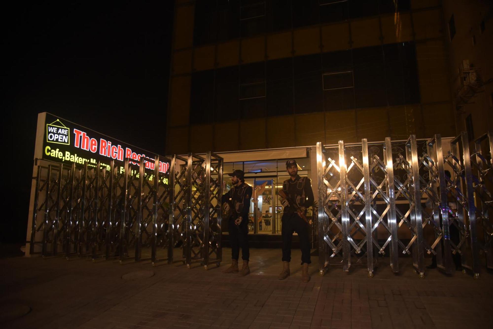 The Rich Hotel & Apartments Lahore Bagian luar foto