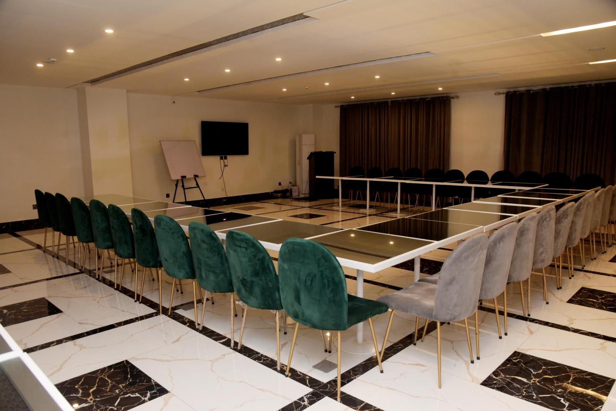The Rich Hotel & Apartments Lahore Bagian luar foto