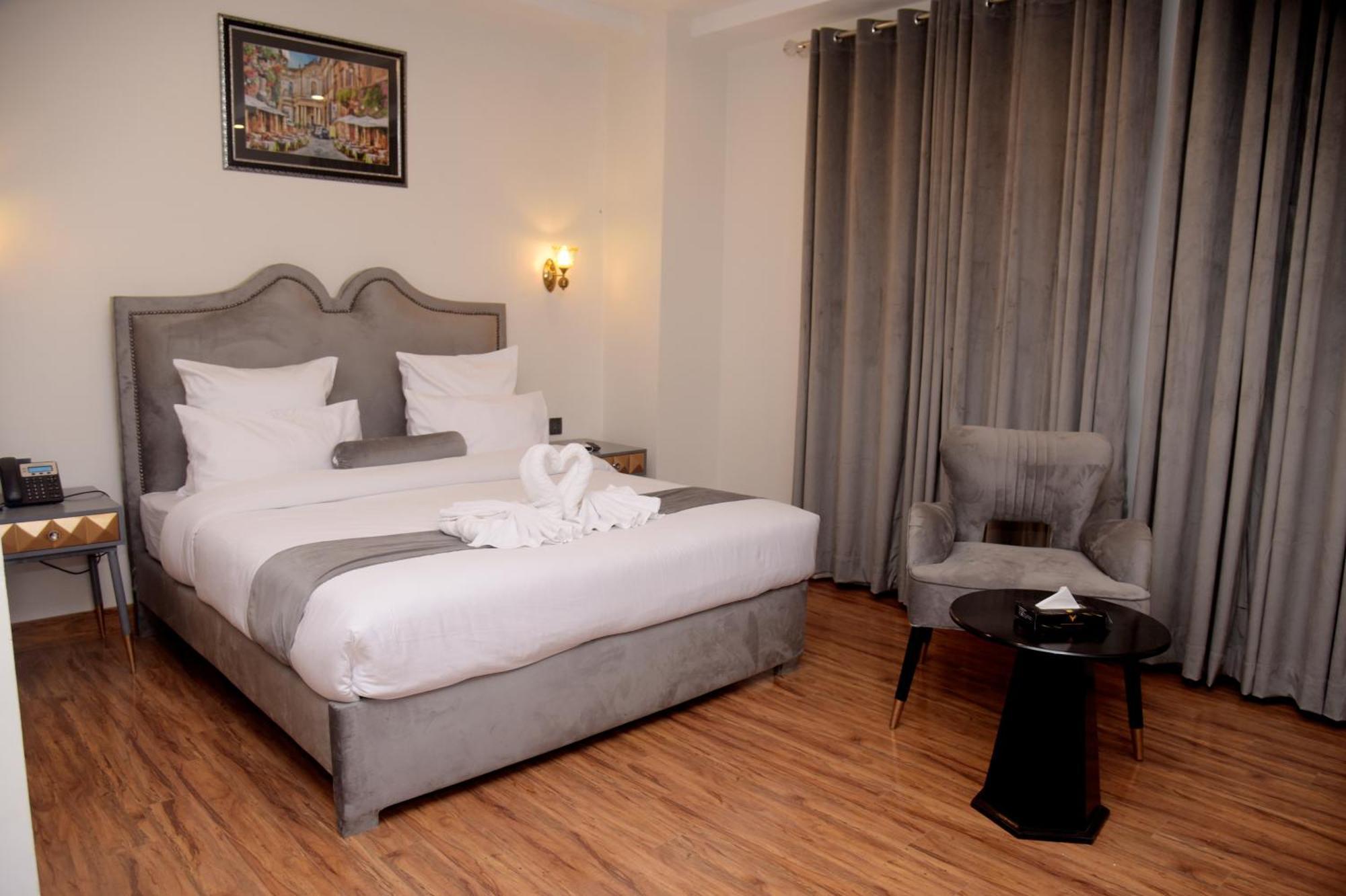 The Rich Hotel & Apartments Lahore Bagian luar foto