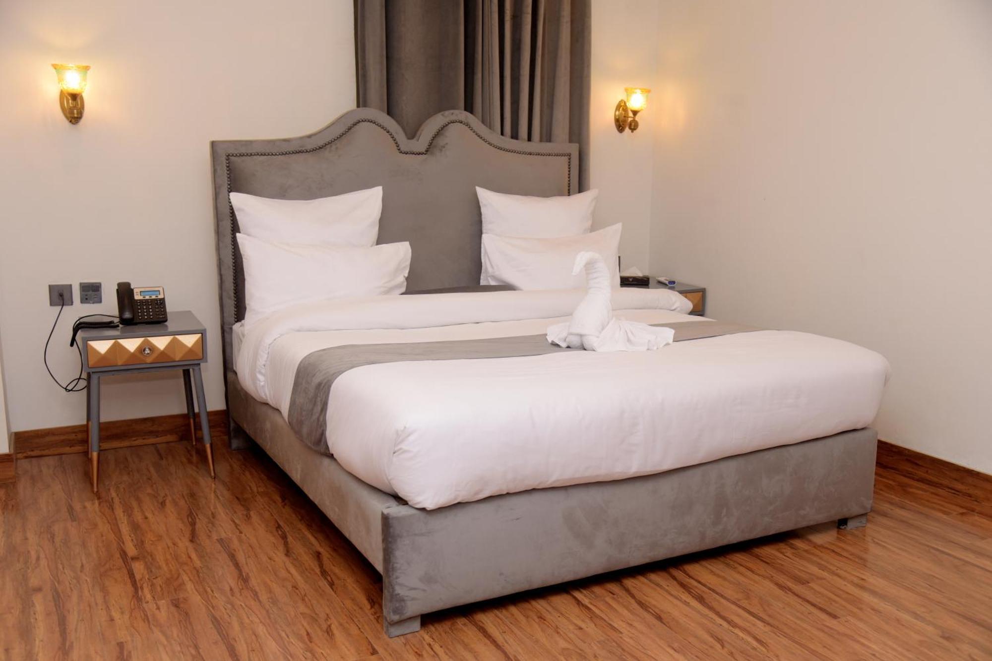 The Rich Hotel & Apartments Lahore Bagian luar foto