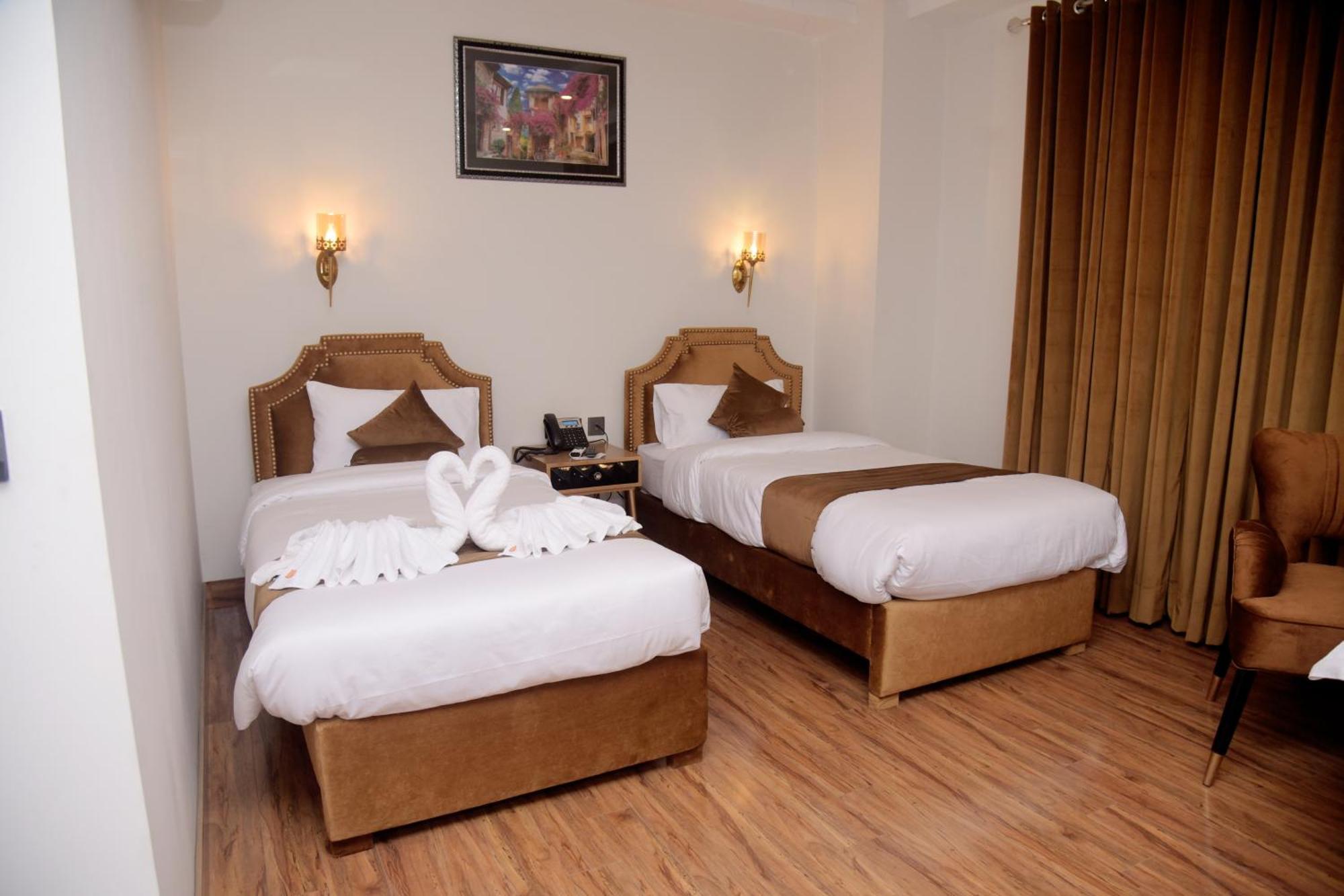 The Rich Hotel & Apartments Lahore Bagian luar foto